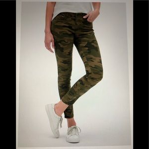 GAP MID RISE CAMO LEGGINGS SKIMMER👖Sz 0/25…